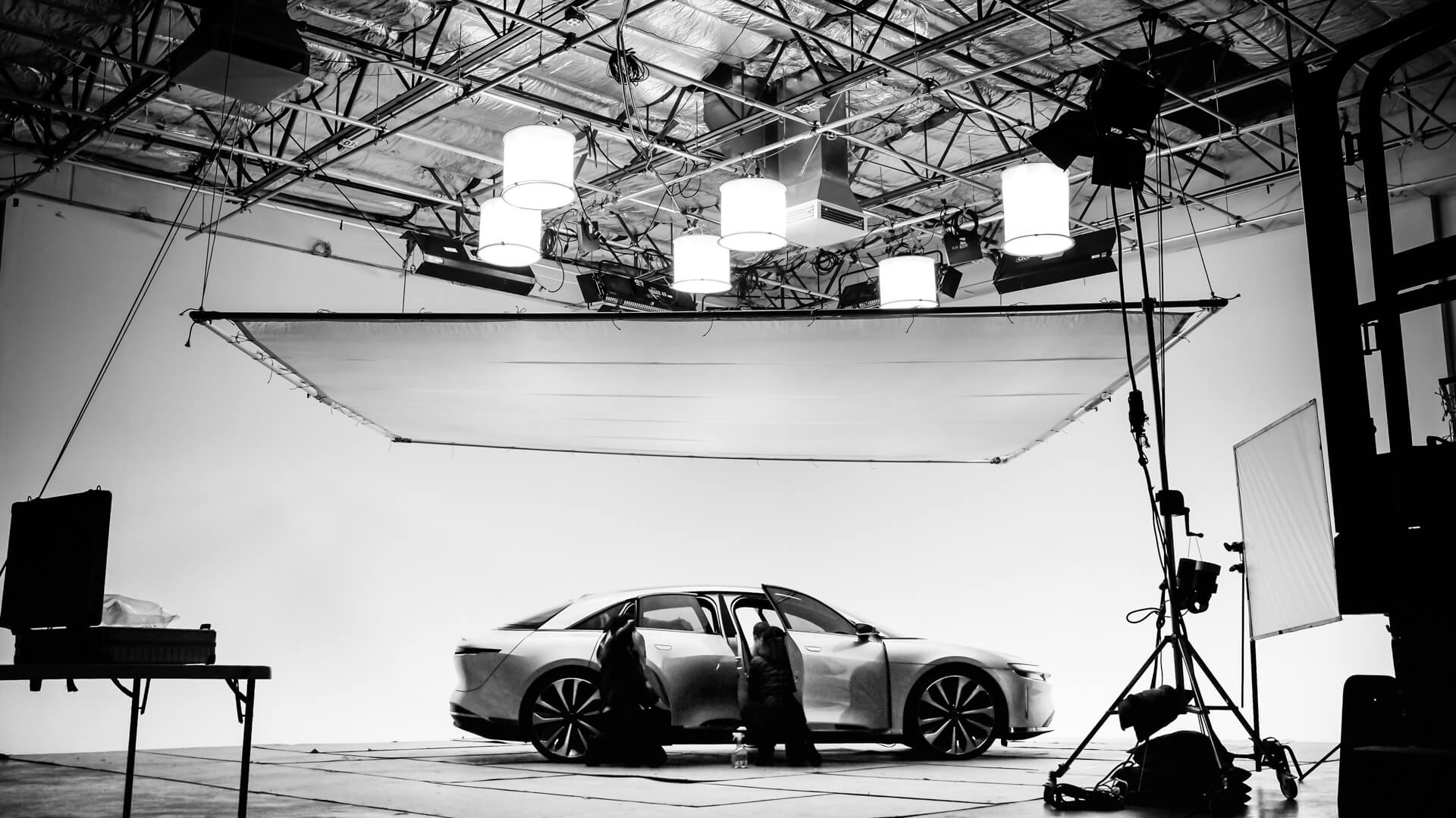 Видео автомобиля в студии